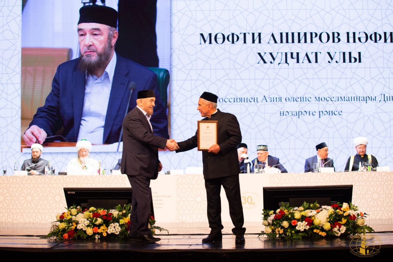 Главный муфтий ДУМАЧР, Шейх Нафигулла хазрат Аширов получил благодарственное письмо из рук Президента Республики Татарстан. 