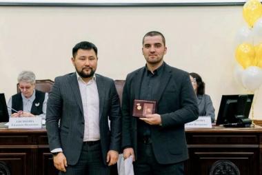 В ЯКУТСКЕ ЗАМ.МУФТИЯ ОТМЕТИЛИ ПОЧЕТНЫМ ЗНАКОМ ОТЛИЧИЯ